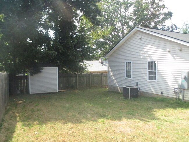 Building Photo - Ranch home minutes from uptown Charlotte
