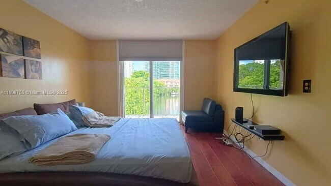 Building Photo - 19999 E Country Club Dr