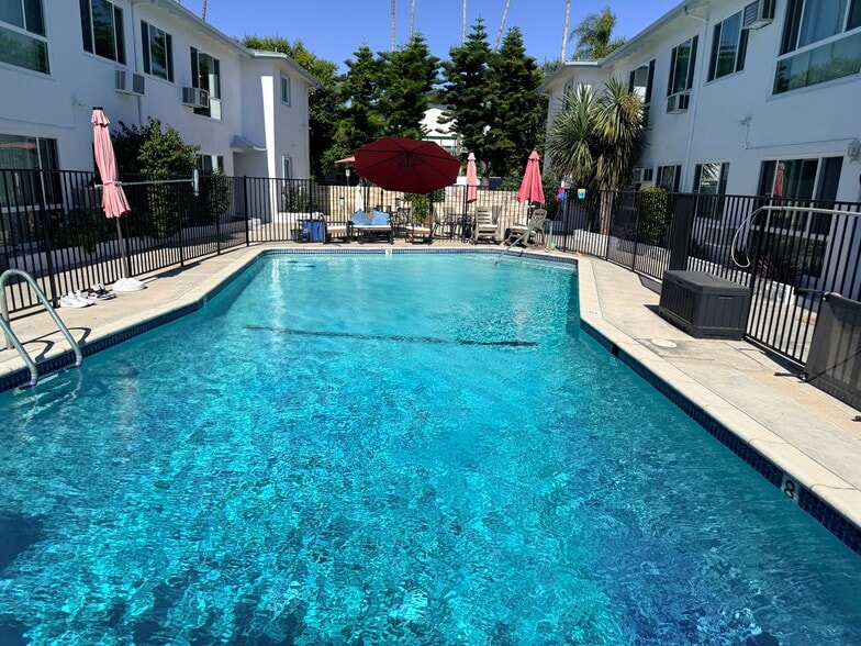 Refreshing pool - 4445 Murietta Ave