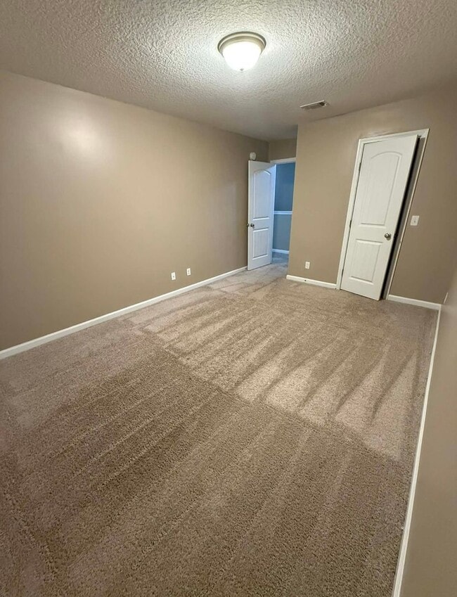 Building Photo - 4 Bed 2.5 Bath Two-Story Home