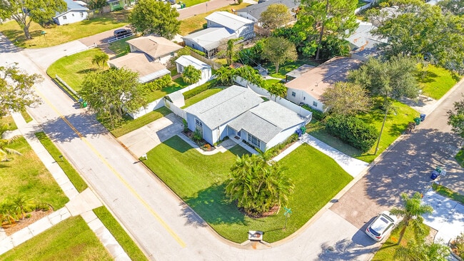 Building Photo - 4420 W Fair Oaks Ave