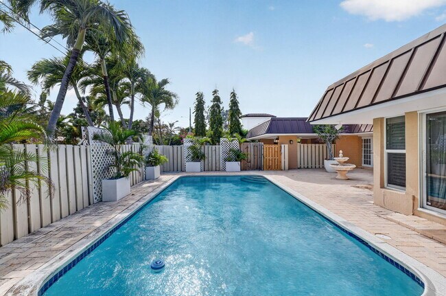 Building Photo - 2213 NE 16th St