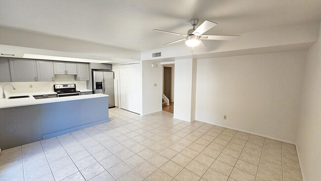 Building Photo - Scottsdale Townhouse 3 Bedroom 2.5 Bath