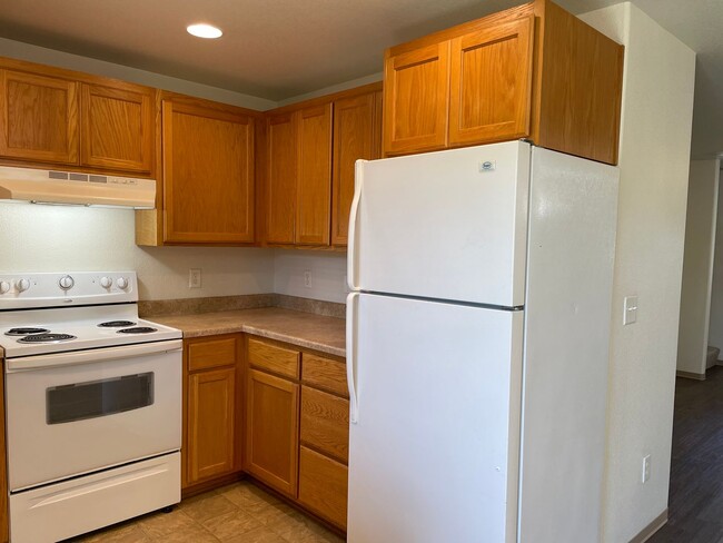 Building Photo - Very Nice 2 bedroom 1.5 Bath Townhome
