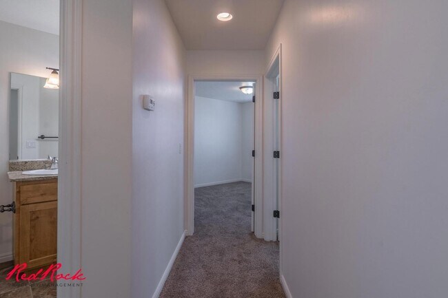 Building Photo - DOG-FRIENDLY 3 Bedroom Townhome with INTERNET INCLUDED!