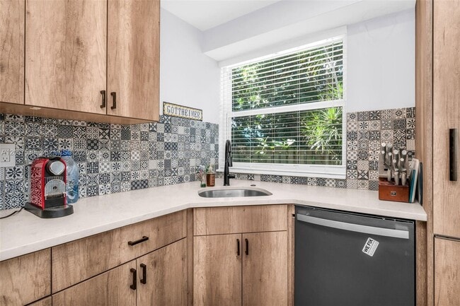 Building Photo - 320 S Ocean Blvd