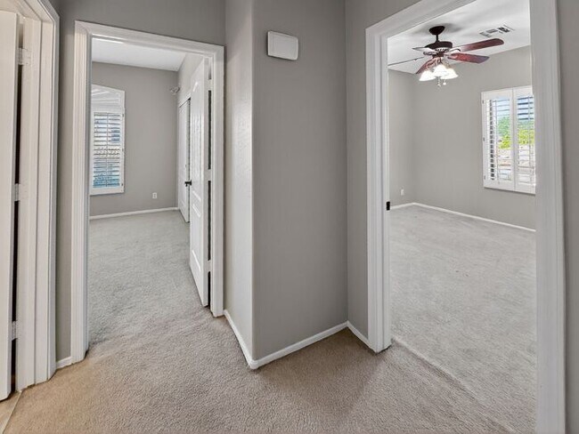 Building Photo - Charming 4 Bedrooms/ 3.5 Bath Home in Desirable Fox Crossing!!