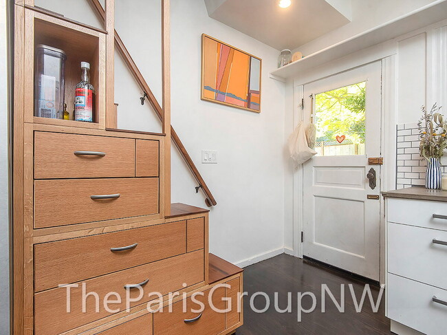 Building Photo - Remarkably Remodeled Queen Anne Home w/Air Conditioning!