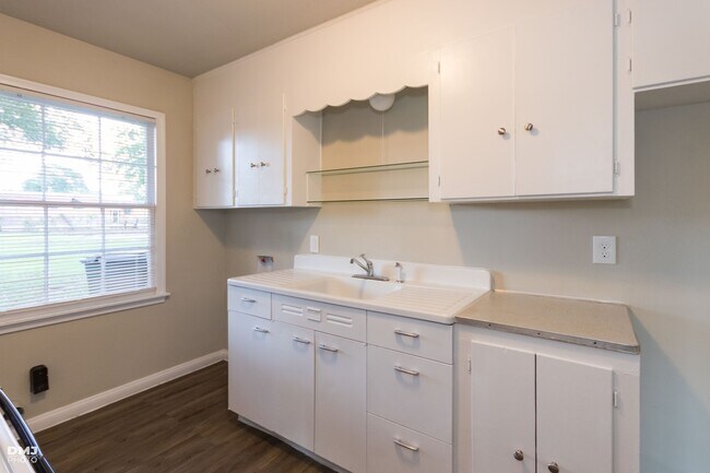 Building Photo - Broadway 2556-2558