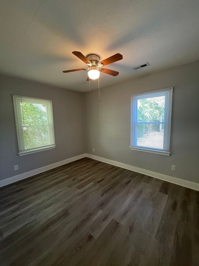 Building Photo - 2 bedroom 1 Bath House