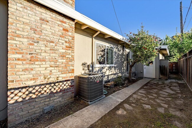 Building Photo - MID-CENTURY MODERN ON WILLOW GLEN BORDER -  SPACIOUS LOT