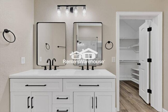 Building Photo - Great Location and Fully Refreshed Move In...