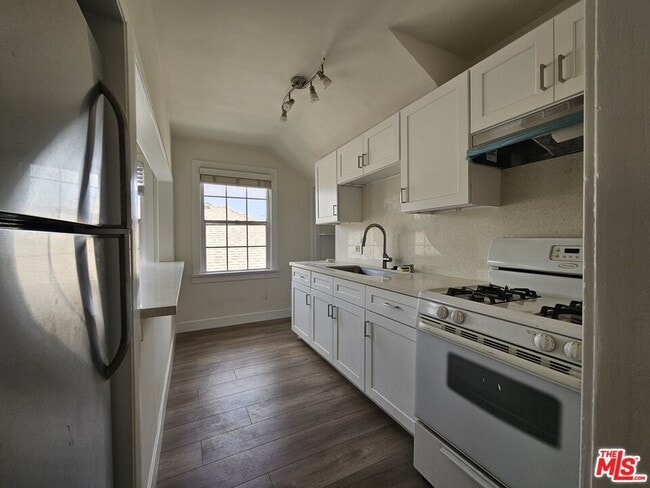 Building Photo - 138 N Kingsley Dr