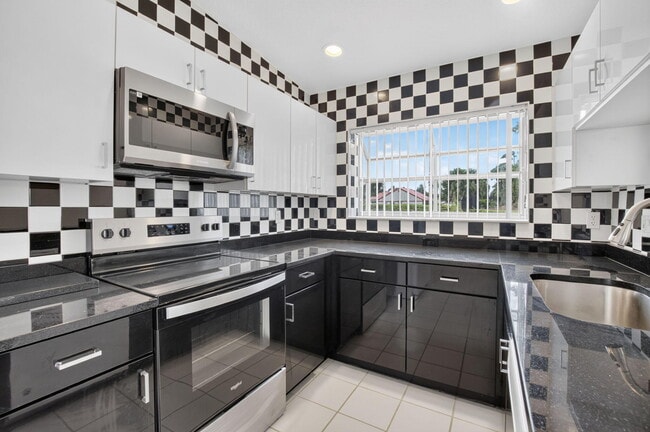 Building Photo - 15415 Summer Lake Dr