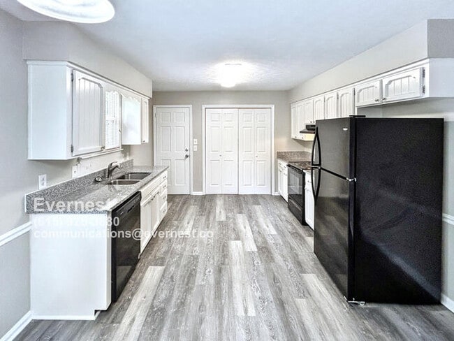 Building Photo - Inviting 3-Bedroom Home with Fenced Yard a...