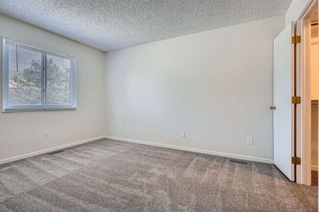 Building Photo - 5 bed 3.5 bath Plum Creek home