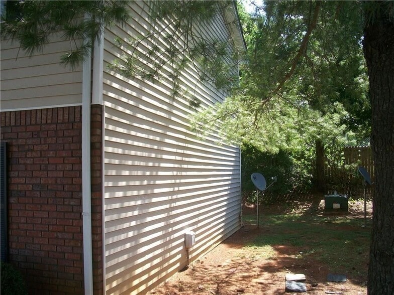 Building Photo - 201 Iron Belt Ct SE