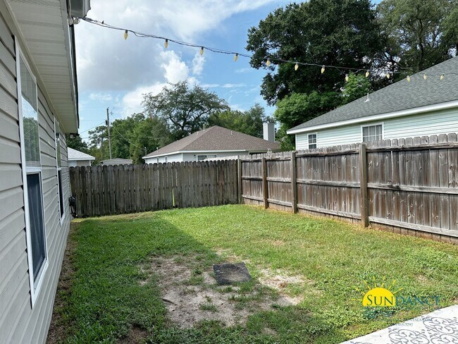 Building Photo - Adorable 3 Bedroom Home located  in Fort Walton Beach Home!