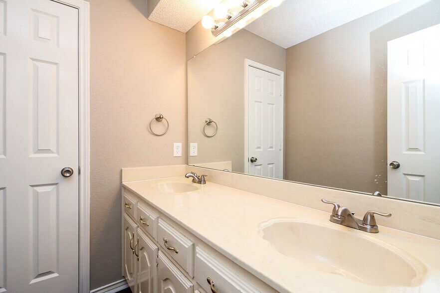 Building Photo - 849 Woodridge Cir