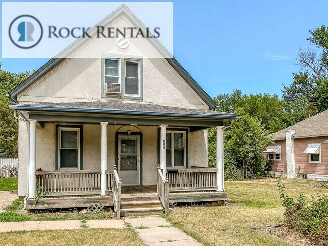 Building Photo - Large 4 Bed 2 Bath Home