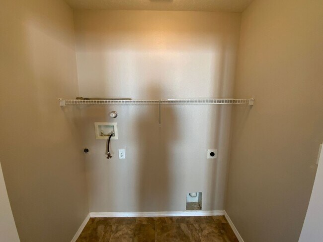 Building Photo - 3 Bedroom Single Story Home Available in V...