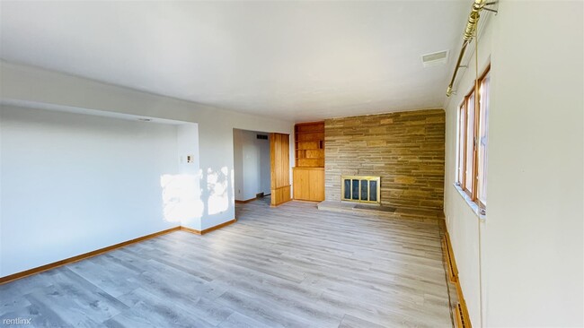 Building Photo - 4 br, 2.5 bath Condo - 1491 East Maiden St...