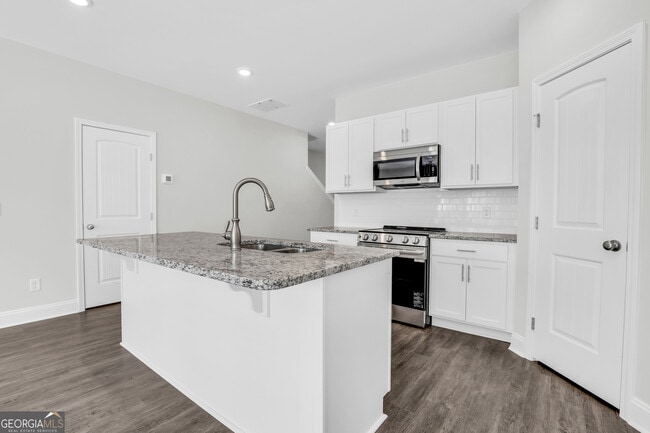 Building Photo - 408 S Zetterower Ave
