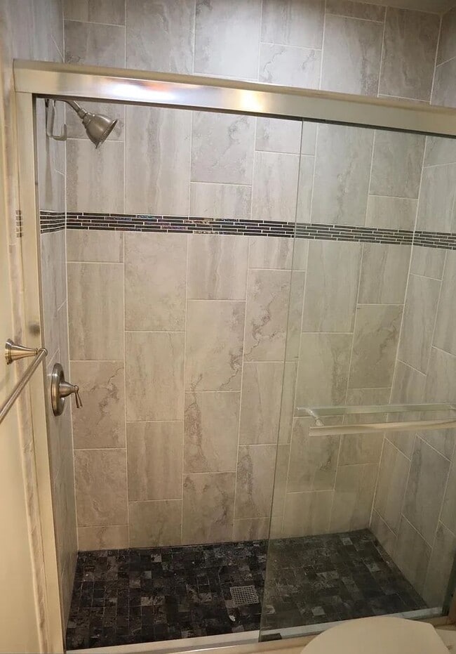 Building Photo - Fantastic 3 BR/2.5 BA Townhome minutes from Rio Lakefront. Ready Mid-May