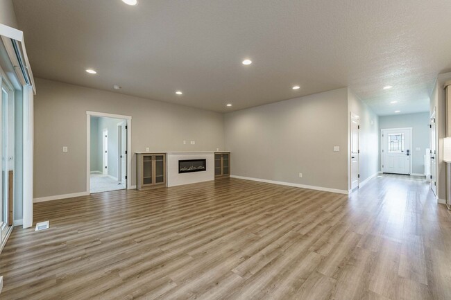Building Photo - Spacious 4BR Modern Retreat and Luxury Liv...