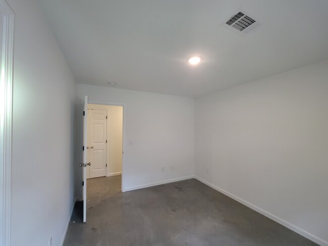 Building Photo - 242 Skylane Dr