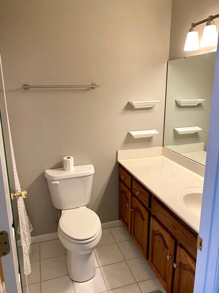 Bedroom 1 bathroom - 816 Oak St