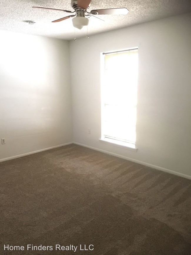 Building Photo - 2 br, 2.5 bath House - 4448 Stumberg Lane
