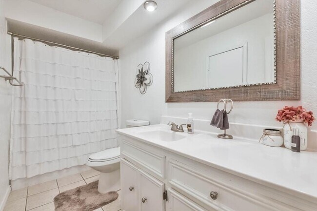 Building Photo - 606 Pine Bough Ln