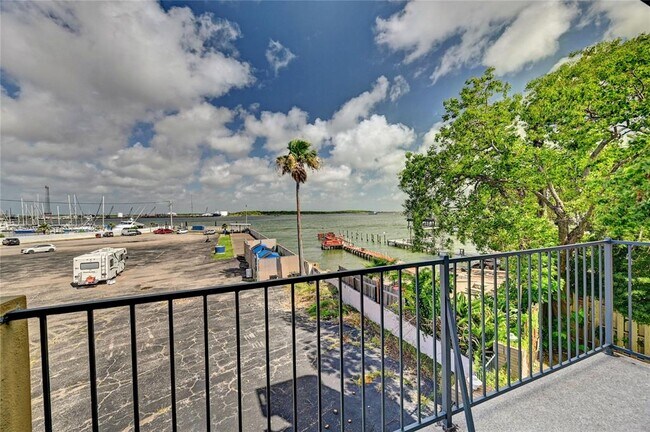 Building Photo - 921 Marine Dr