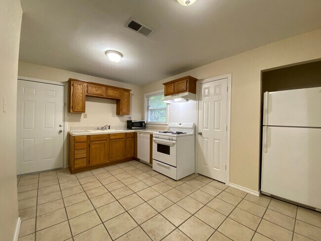 Building Photo - COMING SOON 3 BEDROOM 2 BATH HOME IN TCU AREA
