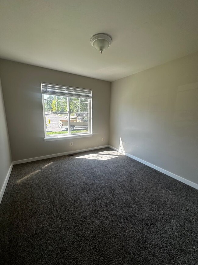 Building Photo - Beautiful 3 Bedroom Home- Centrally Locate...