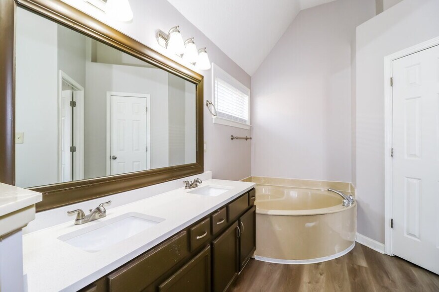 Building Photo - 6943 Parkbrook Ln