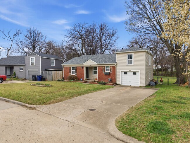 Building Photo - Charming Midtown bungalow just minutes from downtown!