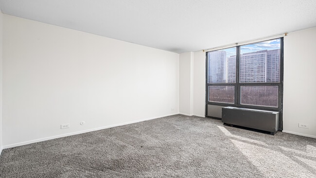 Building Photo - 899 S Plymouth Ct