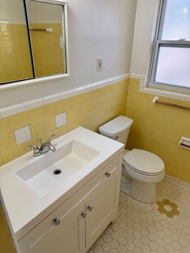 Building Photo - Amazing 2/1 so Close to the Ocean that you...