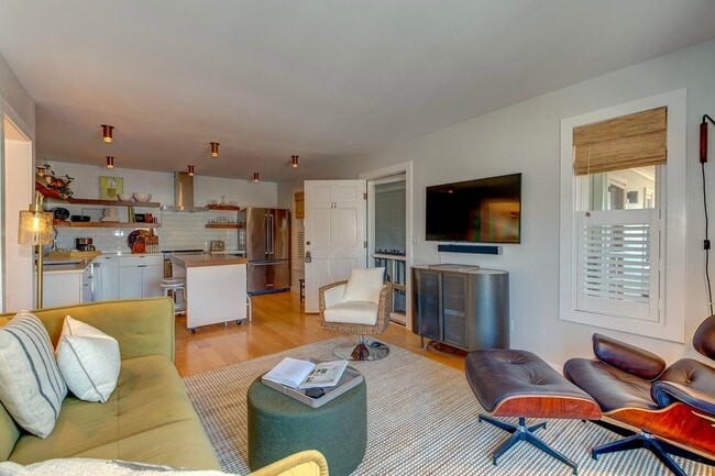 Building Photo - 2057 Middle St