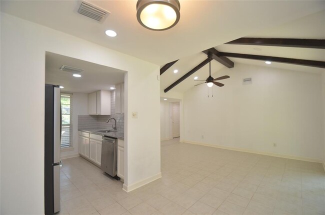 Building Photo - 2618 Foliage Green Dr
