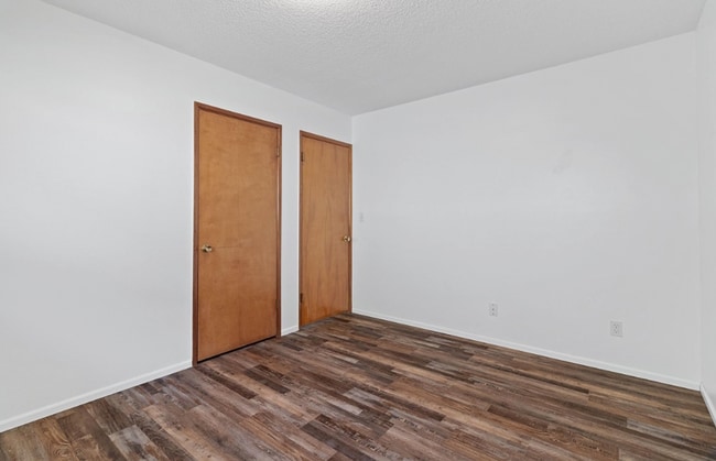 Building Photo - 2 bed 1 bath Duplex unit in Milwaukie Hect...