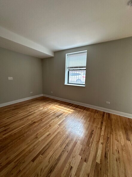 Building Photo - 910 W George St