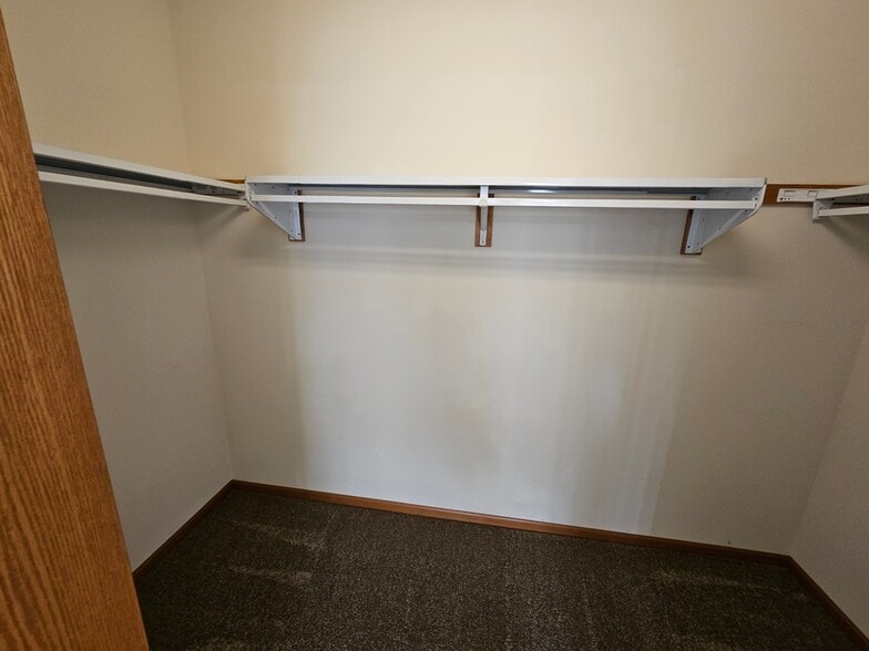 Walk In Closet - 609 Eagle Crest Ct