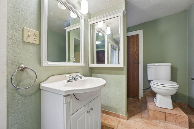 Building Photo - 21567 Starrett Hill Dr