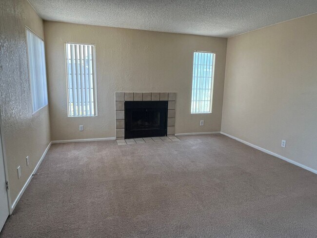 Building Photo - Best kept Fourplex- Mature Landscaping