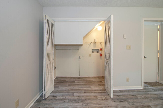 Building Photo - 814-A Golfview Pl