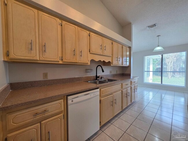 Building Photo - 824 Lavon Dr