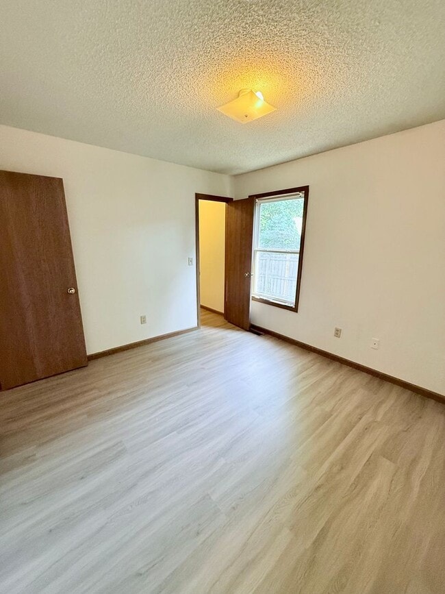 Building Photo - Great 3 Bed 2 Bath 2 Car Garage Flat Duplex- Pets ok!